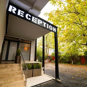 bucharest-airport-accomodation.bucharesthotelsnow.com/